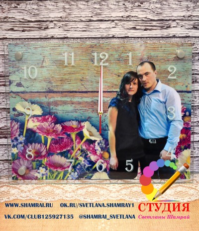 Часы с фото Цветы на деревянном фоне